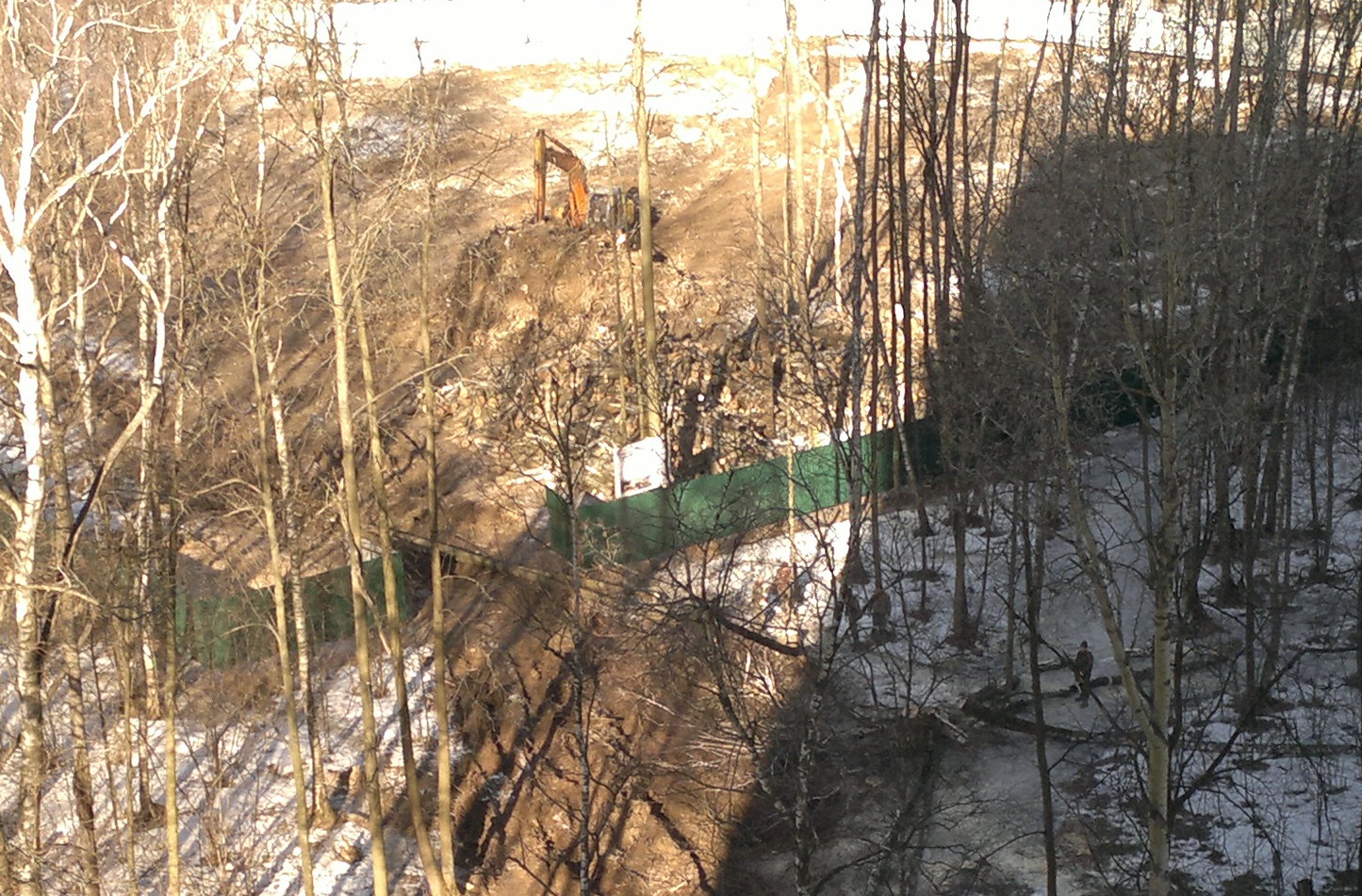 зарывают_полешки